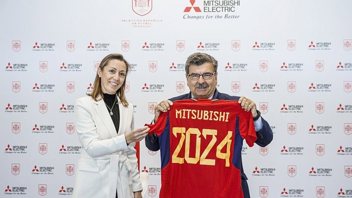 La vicepresidenta de la Real Federación Española de Fútbol (RFEF), Elvira Andrés, y el presidente de Mitsubishi Electric España, Pedro Ruiz, en la firma de la compañía como colaborar de la selección femenina de fútbol y de la marca RFEF Sostenible.