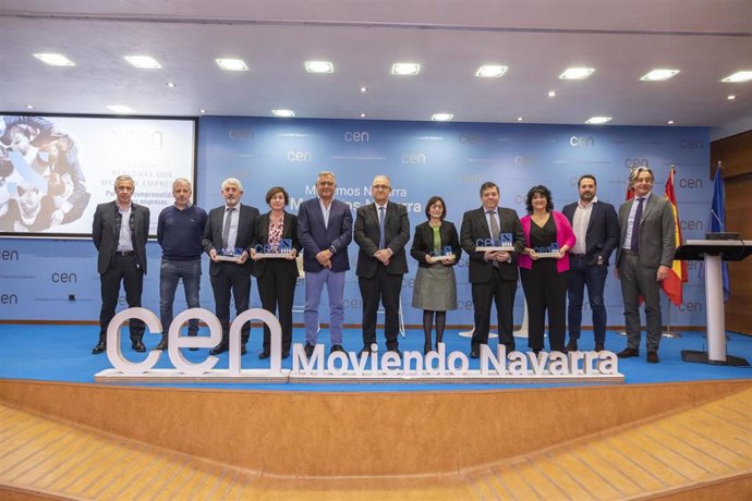 Juan Miguel Sucunza, presidente de CEN, y Enrique Maya, alcalde de Pamplona, junto a los premiados y otros participantes en la jornada