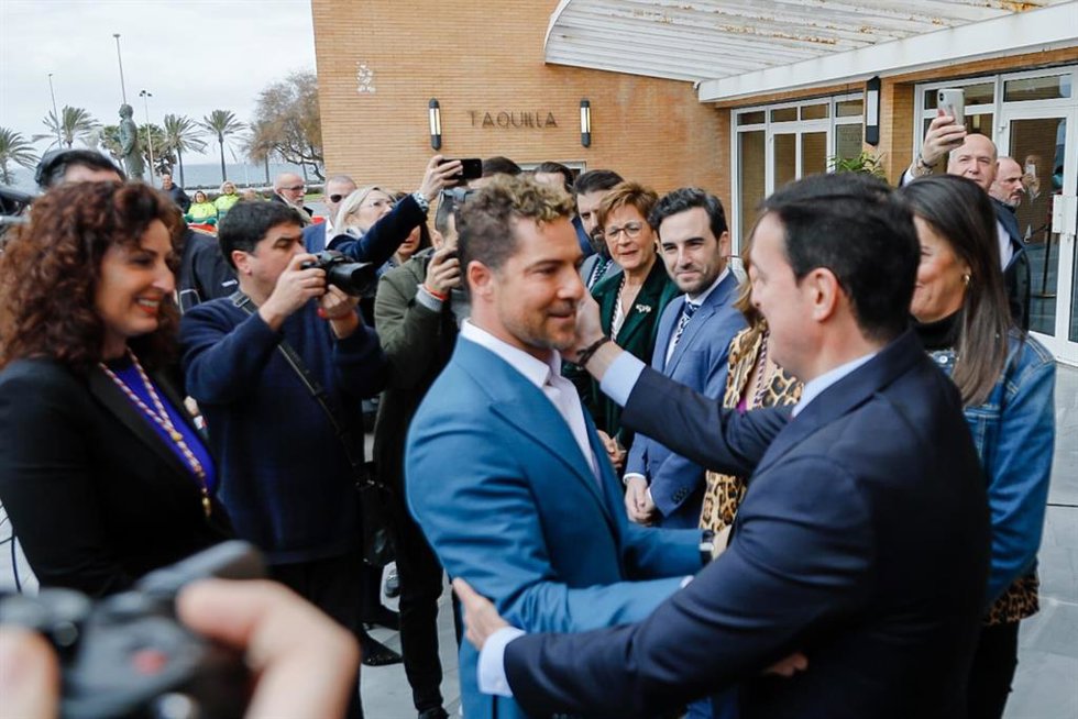 David Bisbal saluda al presidente de la Diputación de Almería.