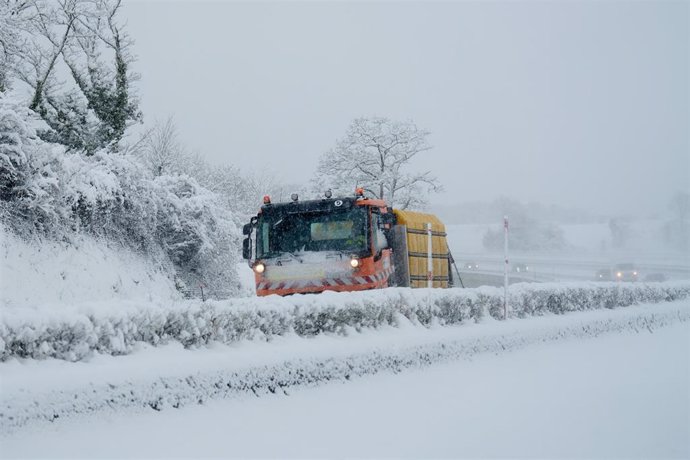 Archivo - Una máquina quitanieves aparta la nieve de la carretera, a 18 de enero de 2023, en Cantabria (España).- Archivo