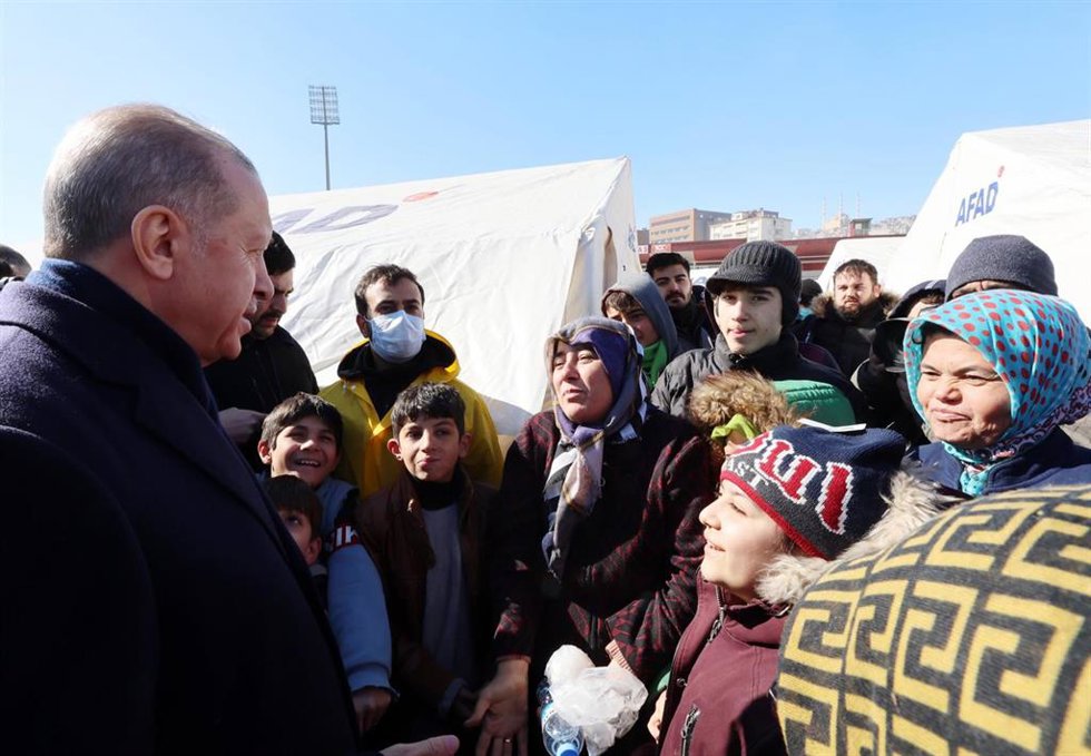 El presidente turco, Recep Tayyip Erdogan, durante una visita a las zonas afectadas por los terremotos.
