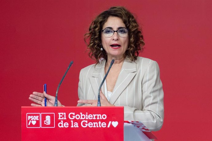 La vicesecretaria general del PSOE y ministra de Hacienda, María Jesús Montero, ofrece una rueda de prensa tras la reunión de la Ejecutiva Federal del partido en la sede del mismo, a 27 de febrero de 2023, en Madrid (España).