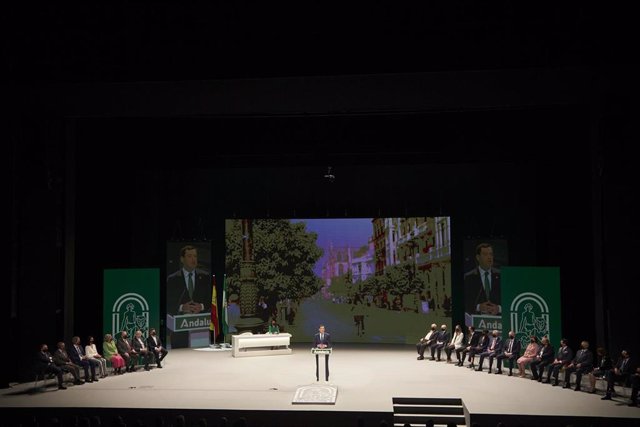 Archivo - El presidente de la Junta, Juanma Moreno, en el acto institucional en el Teatro de la Maestranza, el 28 de febrero de 2022