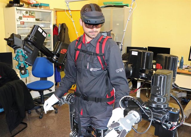 La UMH desarrolla un sistema robótico para hacer tareas de instalación industrial con más seguridad