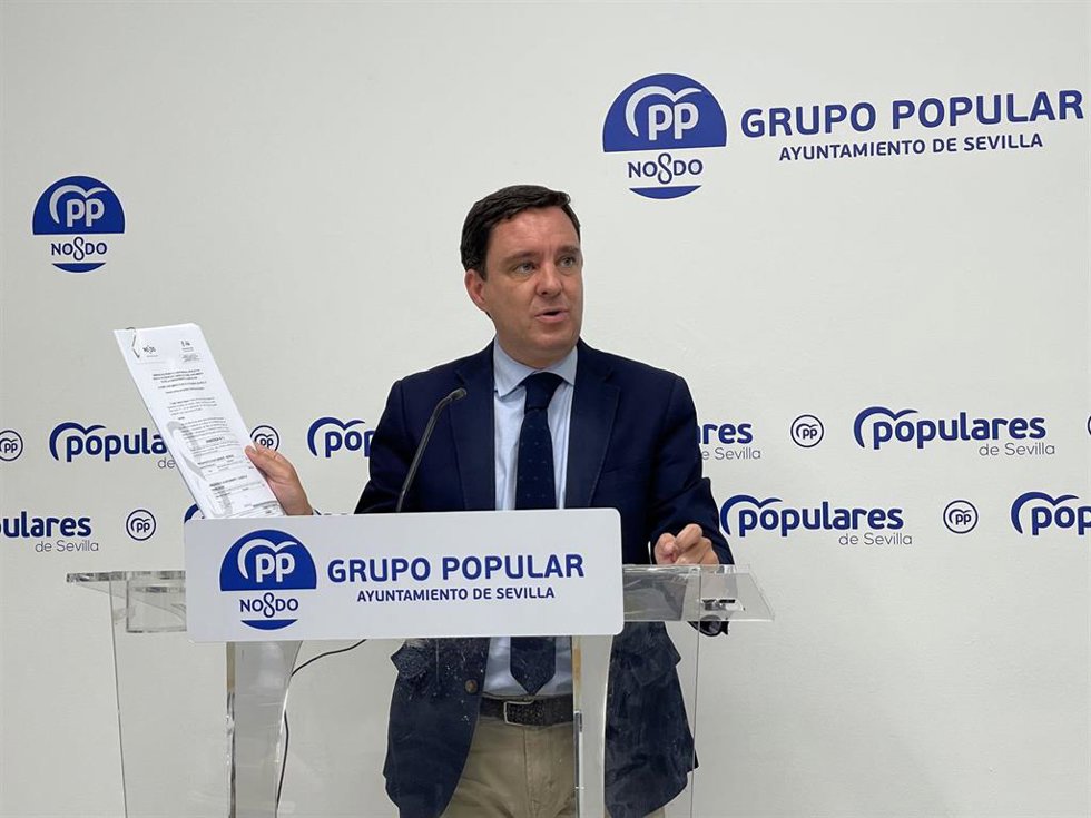 Archivo - El portavoz del PP en el grupo municipal del Ayuntamiento de Sevilla, Juan de la Rosa, en una imagen de archivo.