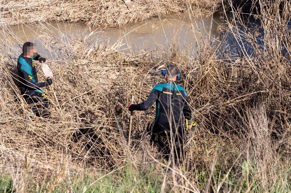 Efectivos de la Guardia Civil en una búsqueda junnto a un cauce cercano al lugar de los hechos