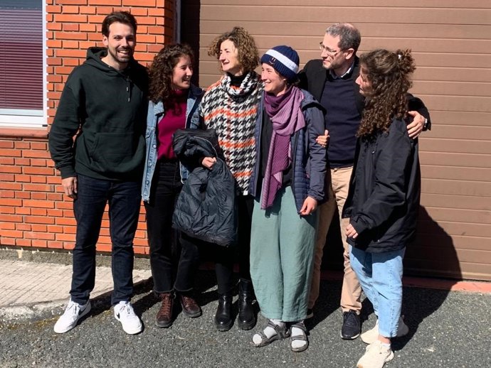 Ana Baneira junto a sus familiares en su llegada este lunes a Galicia.