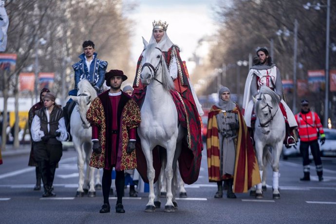 Personajes de Puy du Fou a su llegada a la Plaza de Colón para  la presentación de su nueva temporada