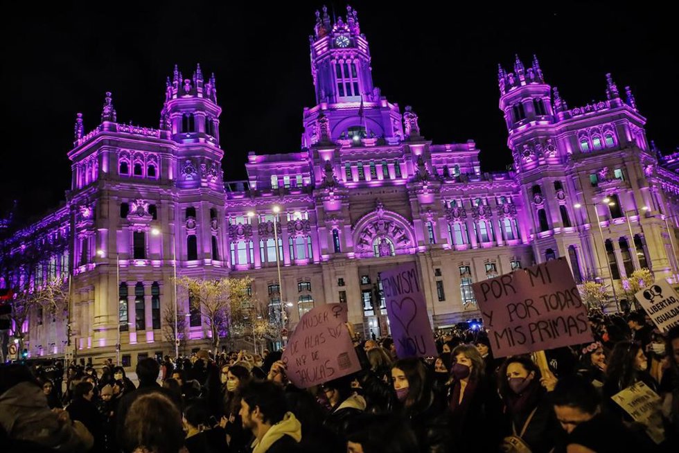 Archivo - Un grupo de personas participa en una manifestación por el 8M
