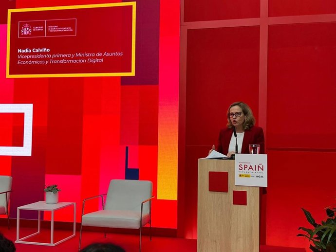 La vicepresidenta primera y ministra de Asuntos Económicos, Nadia Calviño, durante un encuentro con la prensa en el Mobile World Congress celebrada este lunes.