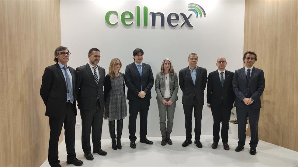 El consejero de Ciencia, Innovación y Universidad con el director general de Cellnex Telecom en el Mobile Word Congress