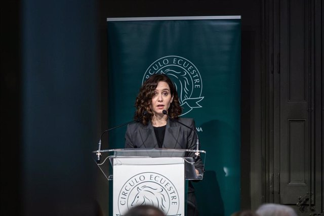 La presidenta de la Comunidad de Madrid, Isabel Díaz Ayuso, interviene durante un almuerzo-coloquio, en el Círculo Ecuestre, a 27 de febrero de 2023, en Barcelona, Catalunya (España).  