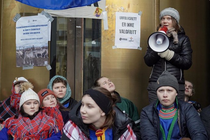 Greta Thunberg con otros activistas medioambientales manifestándose a las puertas del Ministerio de Petróleo y Energía de Noruega.