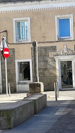 El Ayuntamiento de A Illa de Arousa denuncia los destrozos en un crucero del siglo XIX para identificar a los causantes.