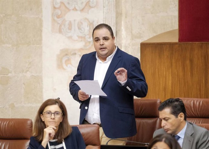 El diputado socialista Víctor Torres, en una imagen de archivo en el Parlamento de Andalucía. 