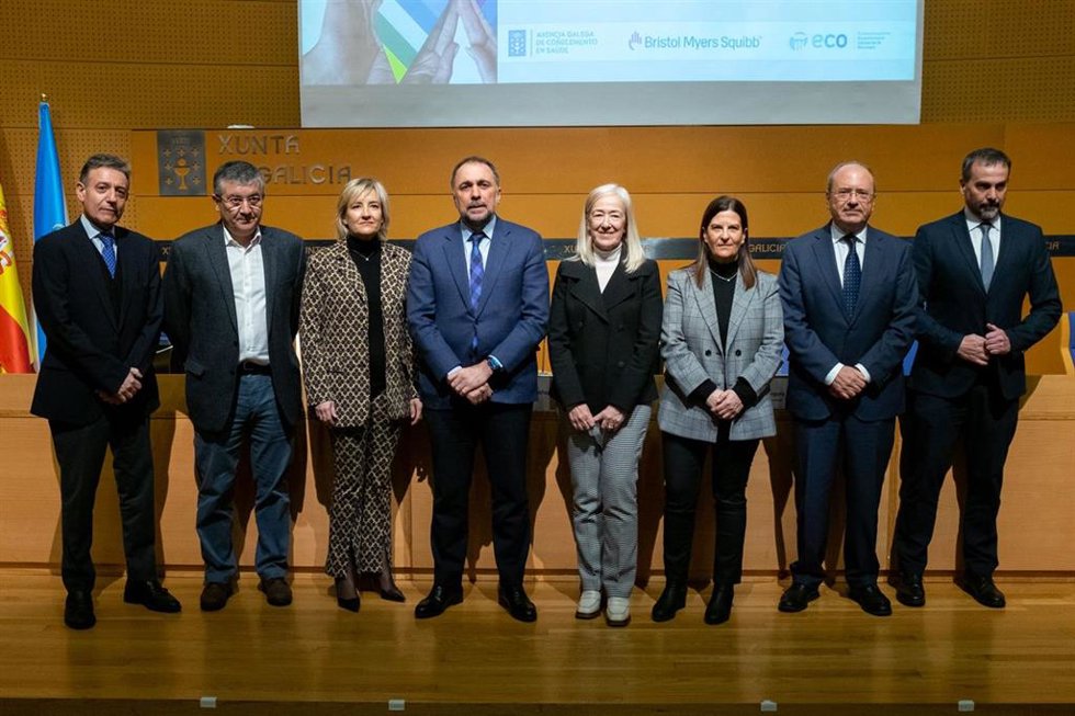 El conselleiro de Sanidade, Julio García Comesaña, y la gerente del Sergas, Estrella López-Pardo, junto con la directora de Market Access de la farmacéutica Bristol-Myers Squibb (MBS) para España y Portugal, Mónica Ausejo, en la inauguración de la jorna