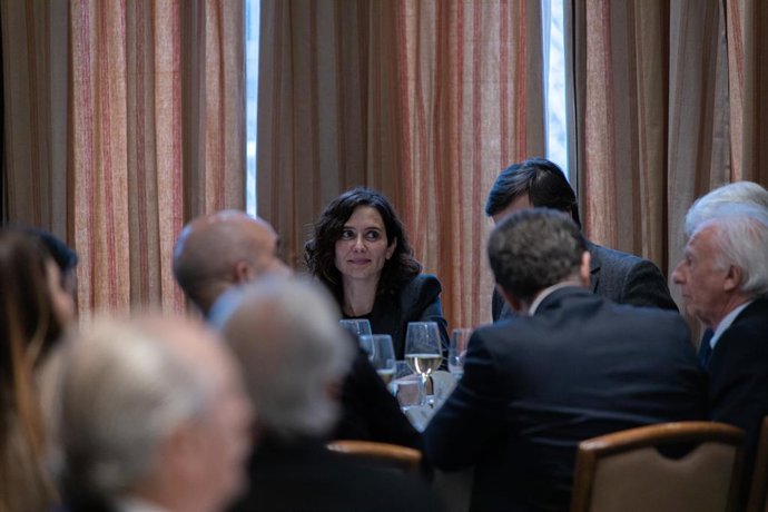La presidenta de la Comunidad de Madrid, Isabel Díaz Ayuso, durante un almuerzo-coloquio, en el Círculo Ecuestre, a 27 de febrero de 2023, en Barcelona, Catalunya (España). 