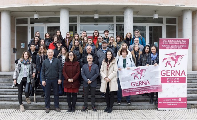 Profesorado, estudiantes e integrantes de GERNA, en la Facultad de Ciencias de la Salud de la UPNA