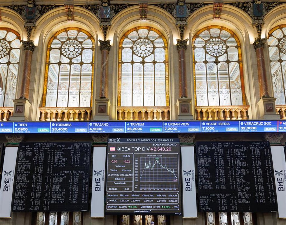 Un panel del Ibex 35 en el Palacio de la Bolsa, a 9 de febrero de 2023, en Madrid (España). El principal indicador de la Bolsa española, el Ibex 35, sube el 0,52% a media sesión, en una jornada marcada por la presentación de resultados empresariales, en