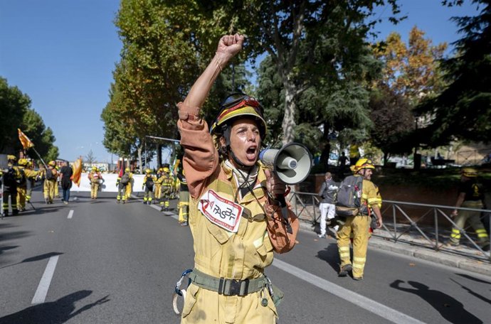 Archivo - Una brigada forestal (BRIF) protesta en una manifestación con el lema Marea de Fuego para reclamar mejores derechos laborales de bomberos y brigadas forestales (BRIF), a 08 de Octubre de 2022, en Madrid (España). El sindicato de Comisiones d