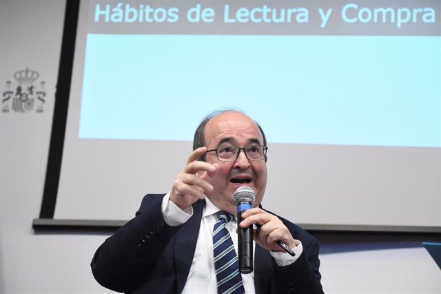 El ministro de Cultura y Deporte, Miquel Iceta, interviene durante la presentación del Barómetro de Hábitos de Lectura y Compra de Libros en España 2022 en la sede del Ministerio de Cultura y Deporte, a 27 de febrero de 2023, en Madrid (España).
