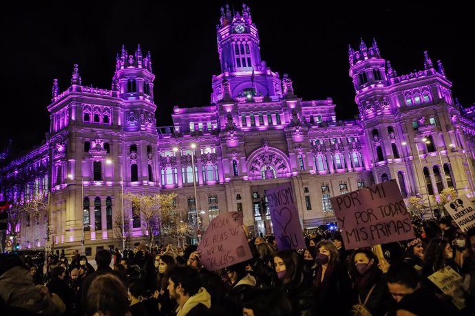 Archivo - Un grupo de personas participa en una manifestación por el 8M, Día Internacional de la Mujer, desde la plaza de Atocha hasta la de Colón, a 8 de marzo de 2022, en Madrid (España). Como cada año, la Comisión 8M sale a las calles de Madrid para 