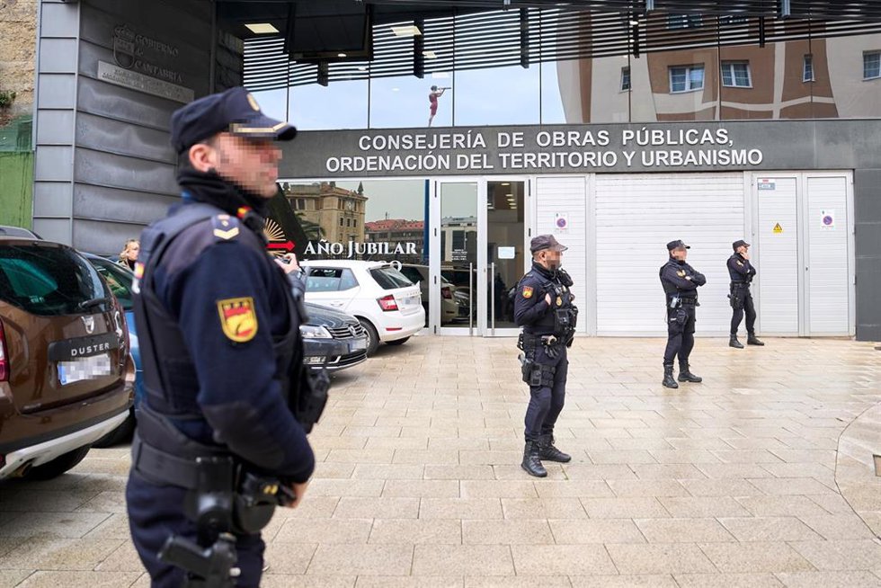 Agentes de la Policía Nacional en la Consejería de Obras Públicas