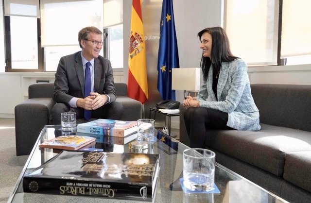 El líder del PP, Alberto Núñez Feijóo, se reúne con la comisaria de Innovación, Investigación, Cultura, Educación y Juventud de la Unión Europea, Mariya Gabriel, en la sede del PP. En Madrid, a 27 de febrero de 2023.