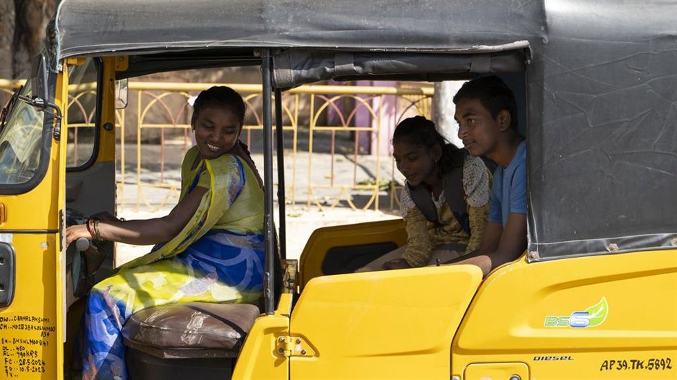 Nagalakshmi, una de las primeras conductoras de mototaxi en la India.