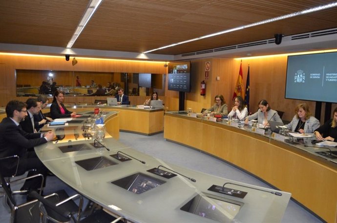 El consejero Enrique Fernández, primero por la izquierda, durante la reunión de la Conferencia Sectorial de Comercio Interior. A la derecha, en el centro de la imagen, la ministra de Industria, Comercio y Turismo, Reyes Maroto.