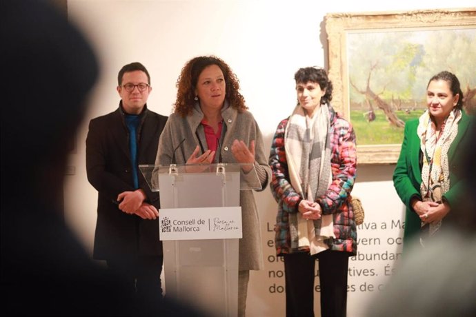 La presidenta del Consell, Catalina Cladera, inaugura la exposición 'Collidores d'oliva. De la serra de Tramuntana als pinzells de Coll Bardolet'