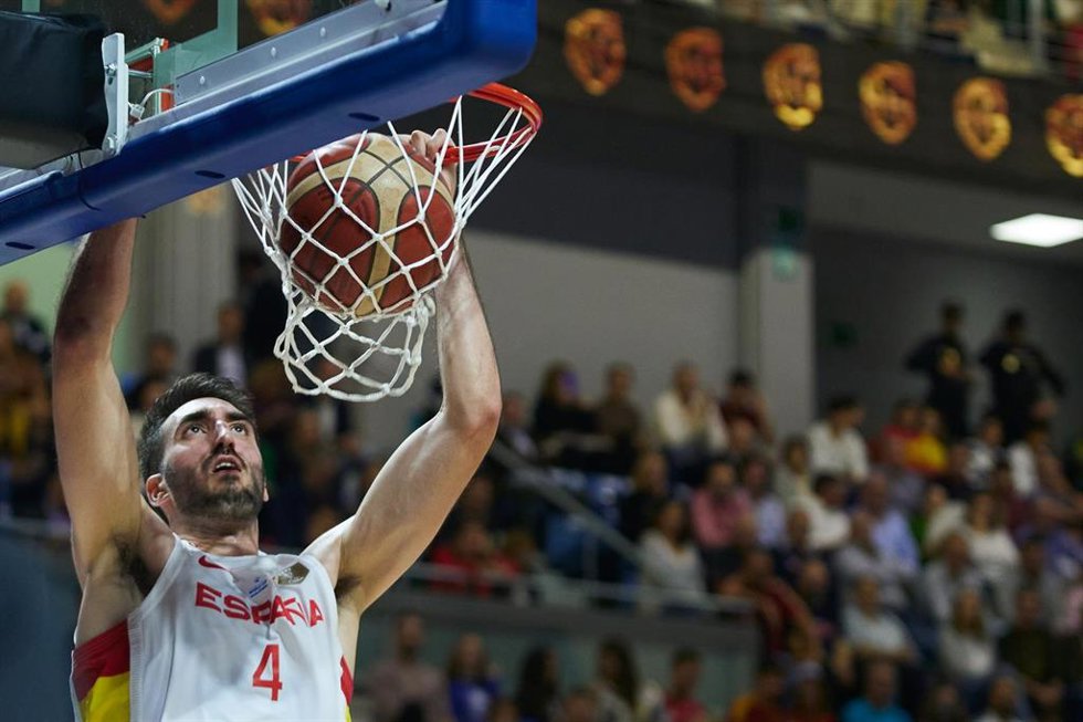 Archivo - Eric Vila hace un mate durante el partido entre la selección española y Países Bajos de clasificación para el Mundial de 2023