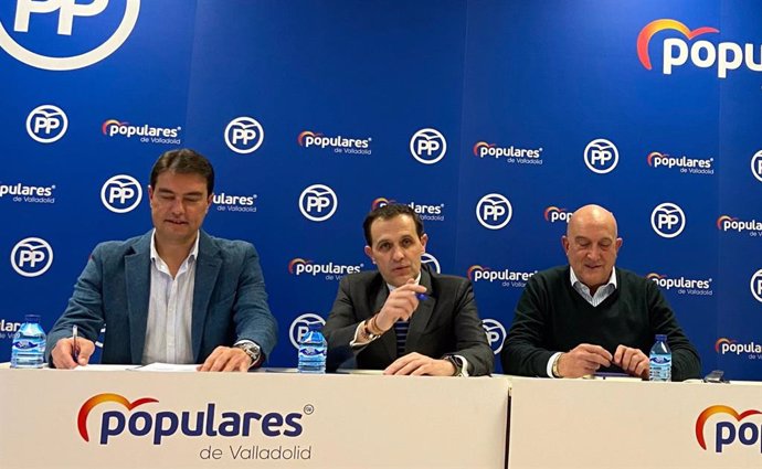 De izquierda a derecha: el coordinador de Campaña del PP de Castilla y León, Ángel Ibáñez, el presidente del PP de Valladolid, Conrado Íscar, y el candidato a la Alcaldía de Valladolid, Jesús Julio Carnero.