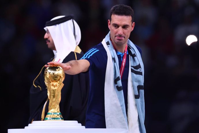 Archivo - Lionel Scaloni toca el trofeo de la Copa del Mundo tras la victoria de Argentina sobre Francia en Qatar 2022
