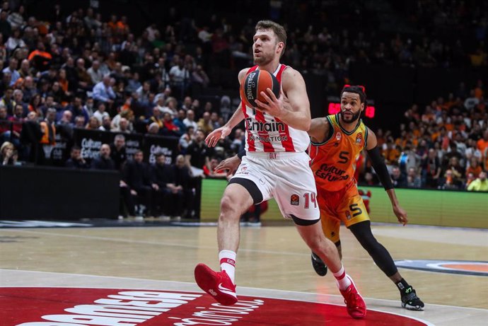 Sasha Vezenkov entra a canasta en el Valencia Basket-Olympiacos de la Euroliga 2022-2023