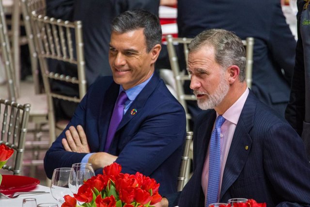 (I-D) El presidente del Gobierno, Pedro Sánchez, y el Rey de España, Felipe VI, interviene durante la cena oficial del MWC Barcelona 2023, en el Museu Nacional d'Art de Catalunya (MNAC), a 26 de febrero de 2023, en Barcelona, Cataluña (España). 