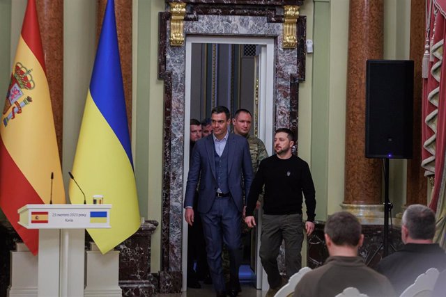 El presidente del Gobierno de España, Pedro Sánchez (c), y el presidente de Ucrania, Volodimir Zelenski (1d), a su llegada al Palacio Mariinski, a 23 de febrero de 2023, en Kiev (Ucrania)