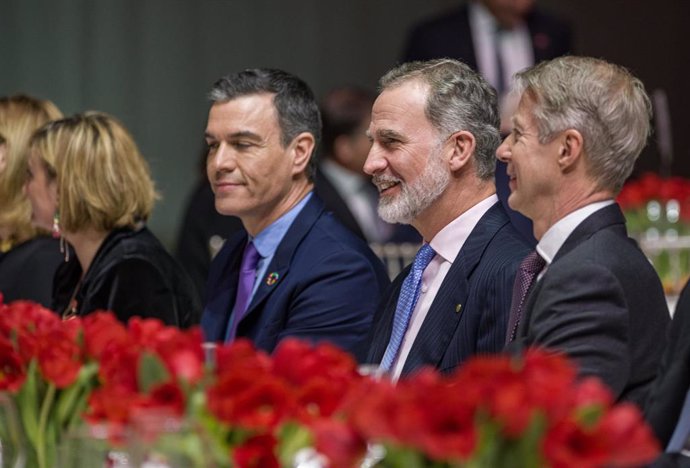 (I-D) El presidente del Gobierno, Pedro Sánchez; el Rey Felipe VI; y el director general de la asociación GSM (GSMA), Mats Granryd; durante la cena oficial del MWC Barcelona 2023, en el Museu Nacional d'Art de Catalunya (MNAC), a 26 de febrero de 2023