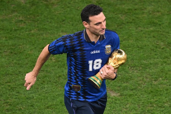 Archivo - 18 December 2022, Qatar, Lusail: Argentina coach Lionel Scaloni celebrates with the World Cup trophy after Argentina's victory in the FIFA World Cup Qatar 2022 final soccer match against France at the Lusail Stadium. Photo: Robert Michael/dpa