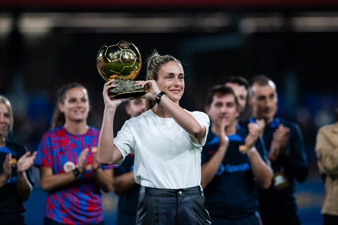 Archivo - Alexia Putellas of FC Barcelona poses with the Ball D'Or (Golden Ball) before the UEFA Womens Champions League, football match played between FC Barcelona and Benfica at Johan Cruyff Stadium on October 19, 2022 in Barcelona, Spain.