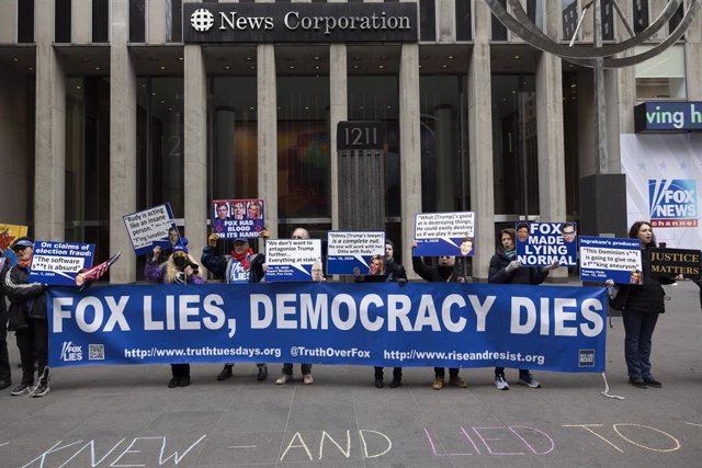  Manifestantes sostienen pancartas frente a Fox News Channel durante una protesta contra la cadena, en Nueva York