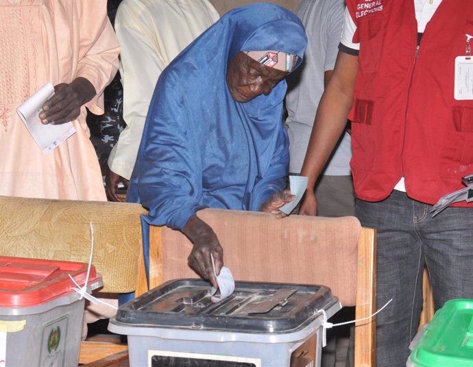 Una anciana vota en les eleccions a Nigria
