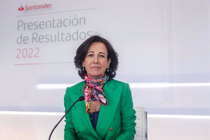 La presidenta de Banco Santander, Ana Botín, presenta los resultados del año 2022, en la Ciudad Grupo Santander de Boadilla del Monte, a 2 de febrero de 2023, en Boadilla del Monte, Madrid (España). Banco Santander obtuvo un beneficio atribuido récord d
