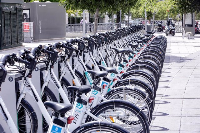Archivo - Bicicletas ancladas en Plaza de Castilla.