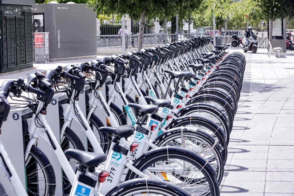 Archivo - Bicicletas ancladas en Plaza de Castilla.