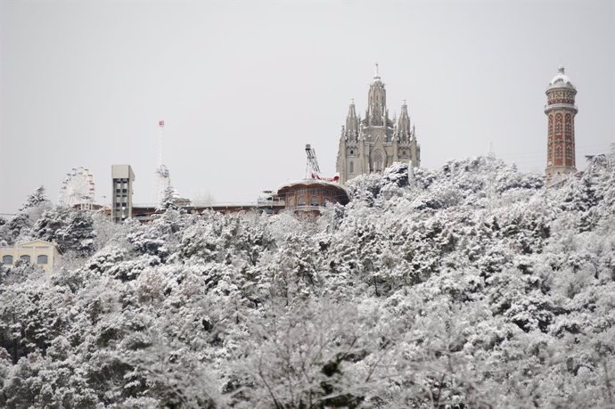 Vegetación cubierta de nieve en la Sierra de Collserola vista desde el Tibidabo, a 27 de febrero de 2023, en Barcelona, Catalunya (España). La borrasca Juliette ha dejado hoy nevadas en cotas bajas en el litoral y prelitoral de la costa central de Catal