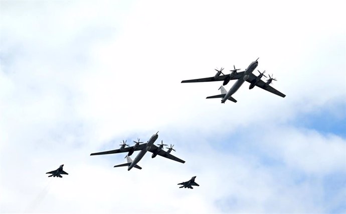 Archivo - Aviones militares de Rusia durante un desfile con motivo del Día de la Armada rusa