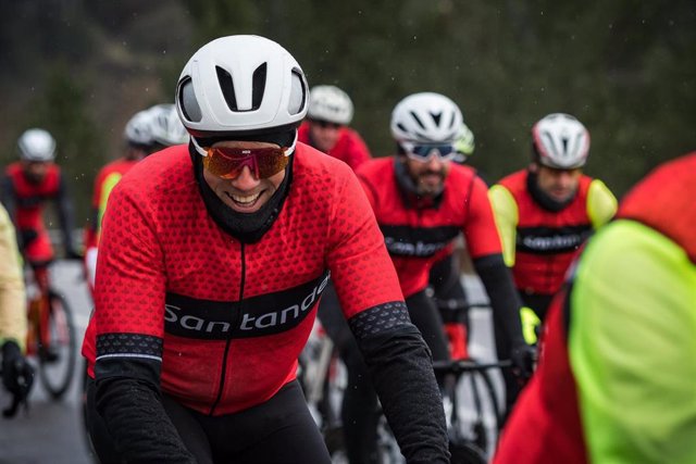 El exciclista Miguel Indurain, embajador de Sports Santander, recorrió el tramo final de la tercera etapa de O Gran Camiño 2023 junto a un grupo de invitados de la entidad financiera.