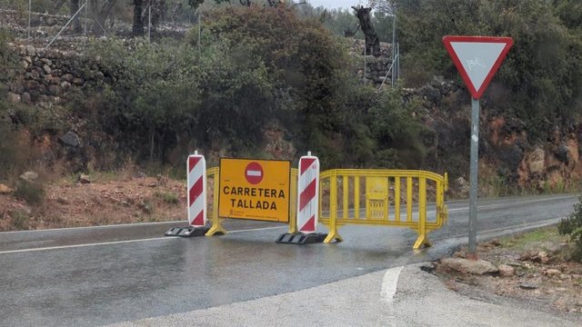 Carretera cortada en la Serra de Tramuntana por acumulación de nieve.