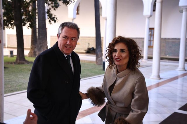 La vicesecretaria general del PSOE y ministra de Hacienda, María Jesús Montero junto al secretario general del PSOE-A, Juan Espadas antes del comienzo del pleno institucional del Parlamento andaluz con motivo del Día de Andalucía, a 28 de febrero de 2023 